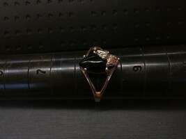  BLACK HILLS GOLD RING WITH MARQUISE SHAPED ONYX STONE AND 2 LEAVES