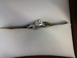  FINE WHITE GOLD BAND WITH SMALL DIAGONAL DIAMONDS