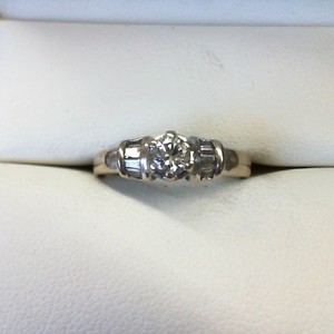  .20 DIAMOND RING WITH ACCENT DIAMONDS 18K WHITE GOLD