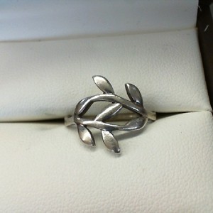  STERLING SILVER RING WITH LEAF DESIGN 