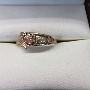  BLACK HILLS GOLD WRAP STYLE RING WITH 3 LEAVES AND 2 CLUSTERS