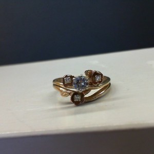  Yellow Gold 14kt 3.40gms Multiple Diamond & Flowers Ring, Size 5.5