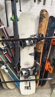 Snowboard ride war pig with union strata bindings
