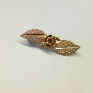  Tri-Color Black Hills Gold 10kt/12k 1.50gms Broach or Pin with a Rose & Leaves