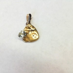  Yellow Gold 22kt 3.80gms Pendant 24K GOLD NUGGET WITH GREEN SAPPHIRE PENDANT 