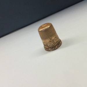 Yellow Gold 14kt 4.40gms Vintage Thimble - Engraved with Mountain Scene