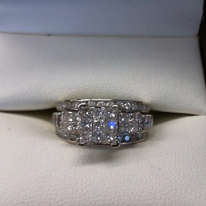 . .14K WHITE GOLD DIAMOND CLUSTER RING . 1.50TCW IN DIAMONDS 