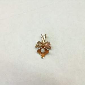 Black Hills Gold 10kt/12kt Tri-Color 0.80gms Lilly and Pearl Pendant 