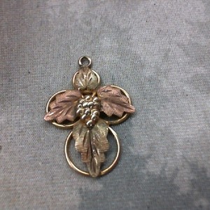  Black Hills Gold 10kt/12kt Tri Color 1.50gms Cross Pendant