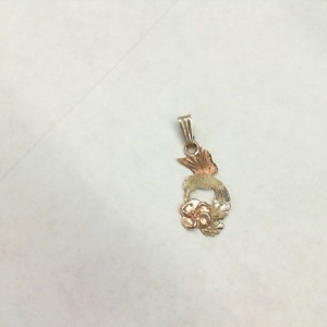  Small 10kt Two tone gold rose and hummingbird 0.50gms pendant