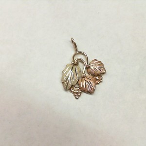  Black Hills Gold Tri-Color 10kt/12kt 1.40gms Pendant - Grapes & Leaves