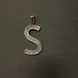 . ."S" INLAID WITH DIAMOND PENDANT