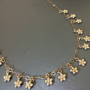  Yellow Gold 14kt 3.90gms 18" String of Daisies Necklace