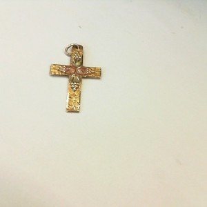 Black Hills Gold Tricolor 10kt/12kt Small Cross, Weighs 1.2gr
