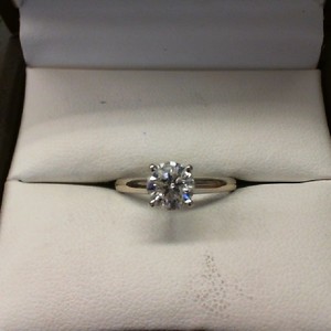  14K WHITE GOLD BAND WITH .98CT ROUND BRILLIANT CUT DIAMOND, CLARITY L1 - COLOR 