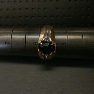  1CT OVAL ONYX SET IN 10K YELLOW AND WHITE GOLD RING