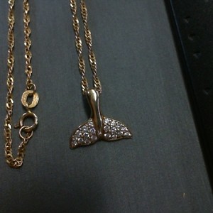  14K YELLOW GOLD NECKLACE WITH WHALE TAIL INLAID WITH DIAMONDS PENDANT