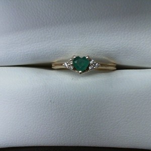 10K YELLOW GOLD HEART CUT EMERALD RING