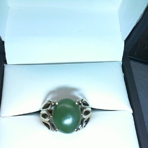  10K YELLOW GOLD WITH LARGE OVAL GREEN JADE