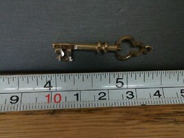  14K YELLOW GOLD PENDANT "KEY WITH 21" 