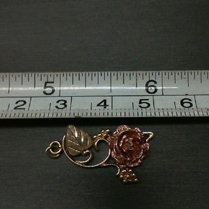  BLACK HILLS GOLD ROSE PENDANT WTIH LEAF AND 2 CLUSTERS