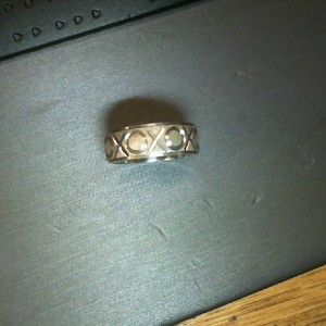  STERLING SILVER BAND WITH "X" AND "O"