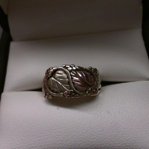 BLACK HILLS GOLD BAND WITH 4 LEAVES 