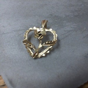  Yellow Gold 14kt 1.20gms Rose inside of Heart Pendant