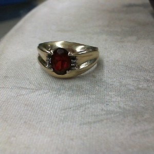  Yellow Gold 10kt 2.70gms Ring with Oval Faceted GARNET, Size 8.5