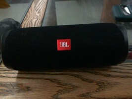 JBL FLIP 5 Bluetooth Speaker - no cord