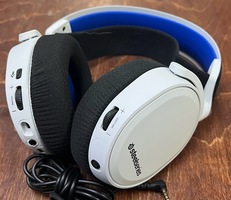 White Steel Series Arctis 7P Wireless Headset