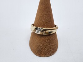 14kt Yellow Gold Ring w/ 3 Small Diamonds Diagonal on Face