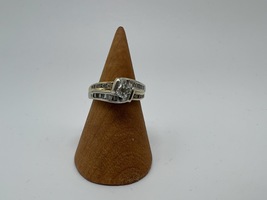14kt Ring w/ .20 Diamond on Top & Small Ones on the Side