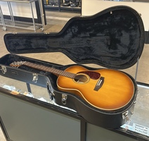 SEAGULL ENTEROURAGE JUMBO MINI ACCOUSTIC GUITAR WITH ROADRUNNER HARD CASE 