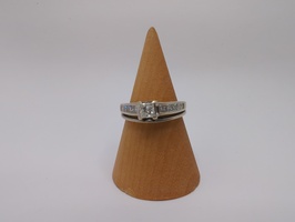 WOMANS WEDDING BAND
