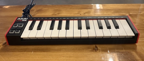 AKAI LPK 25 MINI KEYBOARD with usb cable
