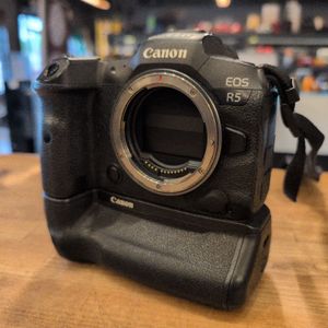 CANON EOS R5 MIRRORLESS CAMERA