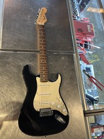 Squier by Fender: Standard Stratocaster / Black with White Pickguard