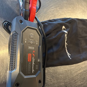 Schumacher / Automatic 12 V / 2000 AMPS / Jump Starter and Power Bank