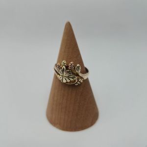BLACK HILLS GOLD RING WITH FIVE LEAVES 