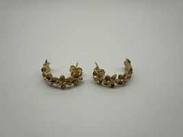 4.60gms 14K YELLOW GOLD FLOWER EARRINGS 
