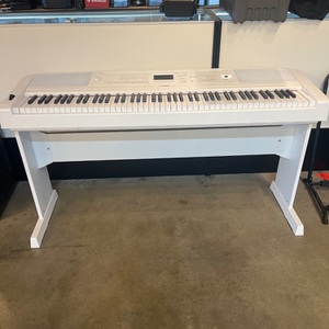 Yamaha DGX-670 Keyboard With Matching Stand and Pedal