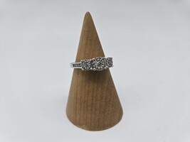 14K RING W/ DIA CHIPS