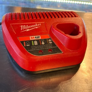 Milwaukee / 48-59-2401 / Battery Charger