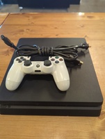  PS4 SLIM WITH ONE CONTROLLER