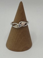 2.3 GRAM 10K GOLD RING WITH SMALL CLEAR STONE AND LONE LEAF ON EACH SIDE 