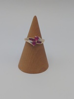 10kt 2.20gms Ring 10K Y/G RING W/ RED STONES ACROSS FACE