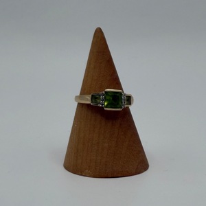 2.90g 14K Y/G RING W/ YELLOW STONE Size 7.5 