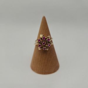 10K YELLOW GOLD RING WITH SEVEN PINK STONES 