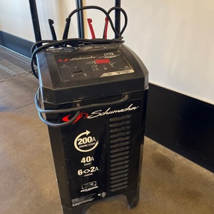 Schumacher / Automatic Battery Charger Engine Starter / SC1353